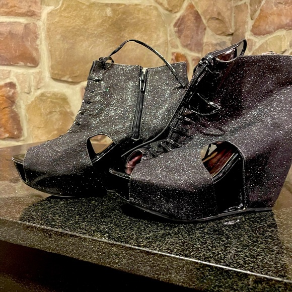Bumper black shimmer bootie string up wedge size 9 - Picture 3 of 6